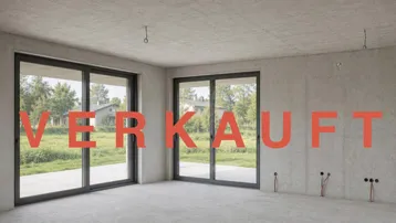 Unfertiger Innenraum mit großen Schiebetüren, Betonwänden und Blick ins Grüne, bereit für den Ausbau.