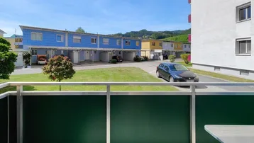 Balkon mit weitem Blick auf die Nachbarschaft und die dahinterliegenden Berge.