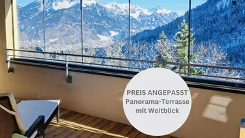 Verglaster Balkon mit Holzboden und atemberaubendem Panoramablick auf die schneebedeckten Berge.