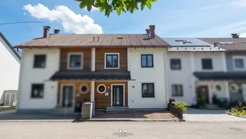 Reihenhausfassade mit Holzelementen und modernen Fenstern unter blauem Himmel.