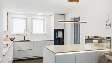 Moderne weiße Küche mit Kochinsel, integrierten Geräten und stilvoller Beleuchtung.