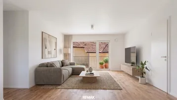 Helles Wohnzimmer mit modernem Sofa, Holzboden und Zugang zu einem französischen Balkon.