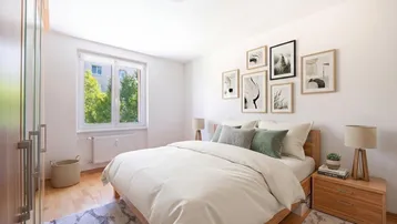 Helles Schlafzimmer mit Holzboden, großem Fenster und moderner Dekoration.