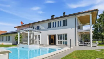 Großzügiger Außenbereich mit Swimmingpool, Sonnenterrasse und Garten.