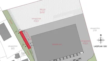 Lageplan eines Gewerbegrundstücks mit bestehender Halle, zahlreichen Parkplätzen und potenziellen Freiflächen für weitere Entwicklung.