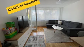 Helles Wohn- und Esszimmer mit modernem Sofa, Holzboden und großen Fenstern, die viel Tageslicht hereinlassen.