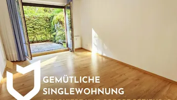 Helles, renoviertes Zimmer mit Holzboden und direktem Zugang zu einer kleinen Terrasse.