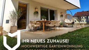 Moderne Gartenterrasse mit Rattanmöbeln, Esstisch und Hängesessel, umgeben von Grünflächen und viel Sonnenlicht.