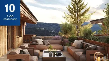 Große Penthouse-Terrasse mit bequemen Loungemöbeln, Feuerstelle und weitem Bergblick bei Sonnenuntergang.
