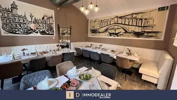 Geräumiger Restaurantbereich mit mehreren Tischen, bequemen Sitzbänken und venezianischen Wandgemälden.