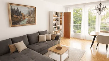 Geräumiger Wohn-Essbereich mit bequemer Sofalandschaft, Parkettboden und Zugang zum Balkon.