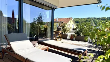 Expose RUHELAGE: Exklusive 5-Zimmer-Wohnung mit Panoramablick, Balkon, zwei Stellplätzen und E-Ladestation in ruhiger Grünlage