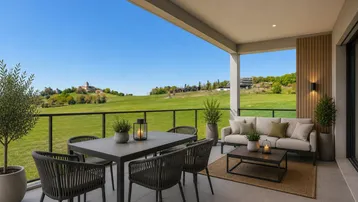 Geräumige Terrasse mit modernen Möbeln und weitem Blick über die grüne Landschaft und Hügel.