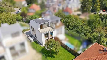 Moderne Neubau-Doppelhaushälfte mit Garten, Dachterrasse und Photovoltaikanlage aus der Vogelperspektive.