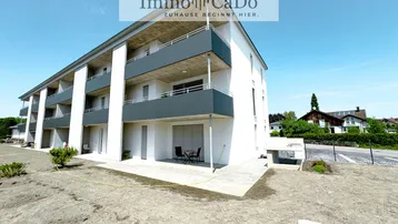 Modernes Mehrfamilienhaus mit Balkonen und Terrassen in einer neuen Wohnsiedlung.