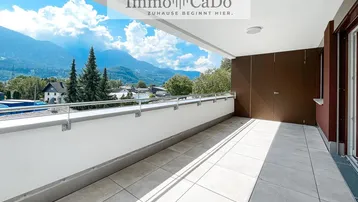 Geräumiger Balkon mit Fliesenboden und atemberaubendem Bergblick, ideal zum Entspannen im Freien.