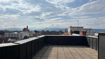 Expose MIETE mit KAUFOPTION - Dachgeschosswohnung mit großzügiger Dachterrasse und Fernblick in einem der schönsten Altstadthäuser von Wiener Neustadt