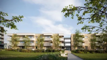 Moderne Wohnanlage mit hellen Fassaden, Balkonen und einer gepflegten Grünfläche im Vordergrund.
