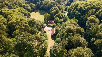 Expose PRACHTVOLLES JAGDANWESEN | IDYLLISCHE ANLAGE IM WIENERWALD