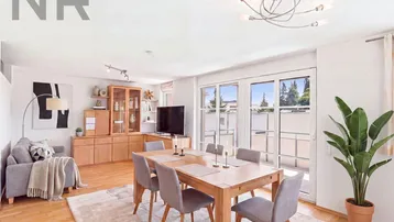 Helles Wohn- und Esszimmer mit Holzboden, modernen Möbeln und Zugang zum Balkon.
