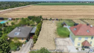 Luftaufnahme eines Grundstücks umgeben von Feldern und ländlicher Landschaft.