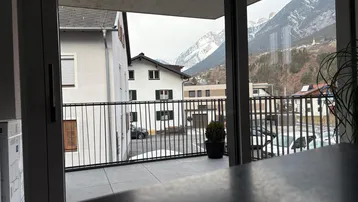 Balkon mit Bergblick und Blick auf die umliegenden Häuser.