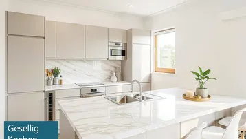 Moderne Küche mit heller Marmor-Arbeitsplatte, Kücheninsel und integrierten Geräten.