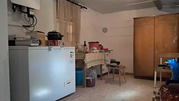 Kellerraum mit Gefriertruhe, Lagerfläche und Photovoltaik-Wechselrichter an der Wand, sehr praktisch.