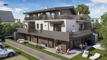 Moderne Wohnanlage mit mehreren Terrassen und Gartenbereichen, umgeben von Grünflächen.