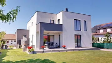Moderne Architektur mit großer Terrasse, Garten und Grillbereich für entspannte Stunden im Freien.