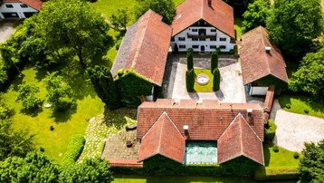 Luftaufnahme des weitläufigen Anwesens mit mehreren Gebäuden und einem zentralen Innenhof.