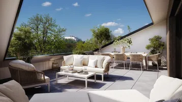Geräumige Dachterrasse mit bequemen Loungemöbeln und Essbereich im Freien unter blauem Himmel.
