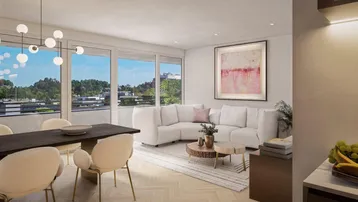Helles Wohn- und Esszimmer mit großen Fenstern, modernem Sofa und Holzboden.