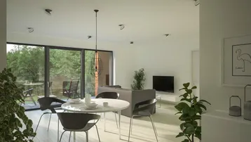 Helles Wohn- und Esszimmer mit Holzboden, großen Fenstern und Zugang zur Terrasse.