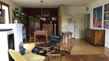 Geräumiger Wohn- und Essbereich mit Holzboden, Kamin und vielfältigen Möbeln.