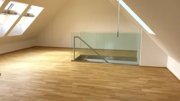 Expose Zweigeschossige Dachgeschosswohnung mit großzügiger Wohnküche, Terrasse &amp; Galerie in zentraler Lage