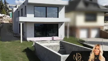 Modernes Neubauhaus mit Flachdach und großen Fenstern, umgeben von Rasen und einem im Bau befindlichen Pool.