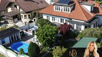 Luftaufnahme des Anwesens mit großem Garten, Pool und umliegenden Häusern.