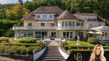 Elegante Villa mit weitläufigem Garten, großer Terrasse und üppiger Vegetation.