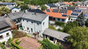 Luftaufnahme eines Wohngebiets mit Häusern und Solaranlagen auf den Dächern.