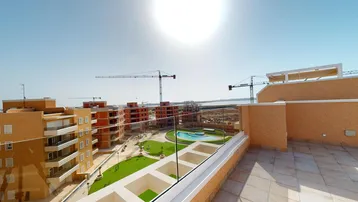 Panoramablick von der Dachterrasse auf eine neue Wohnanlage mit Pool und Grünflächen.