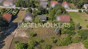 Luftaufnahme des Anwesens mit großem Grundstück und umliegender ländlicher Bebauung.