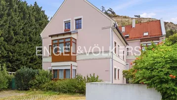 Expose Zeitloses Wohnen in Bisamberg! Sanierte 3-Zimmer-Wohnung mit Hobbyraum und zwei Stellplätzen
