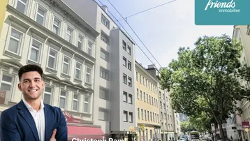 Blick auf die Straße mit Mehrfamilienhäusern und einem Immobilienmakler im Vordergrund.