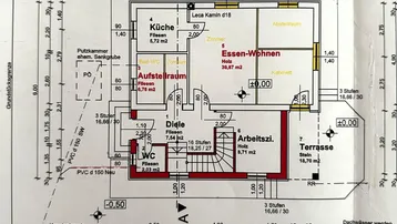 Grundriss des Erdgeschosses mit Wohn-Essbereich, Küche und Terrasse.