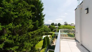 Geräumiger Balkon mit Glasgeländer bietet einen weiten Blick ins Grüne und auf die Umgebung.