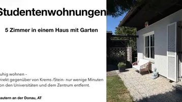 Außenbereich des Hauses mit kleiner Terrasse und Gartenmöbeln unter blauem Himmel.