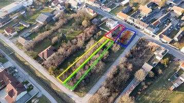 Luftaufnahme eines Grundstücks mit umliegenden Wohnhäusern und viel Grünfläche in ländlicher Umgebung.