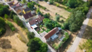 Luftaufnahme des Anwesens mit umliegenden Häusern und viel Grünfläche in ländlicher Umgebung.