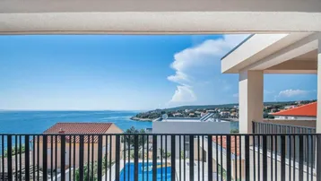 Geräumiger Balkon mit Meerblick und Blick auf die umliegende Küstenlandschaft.